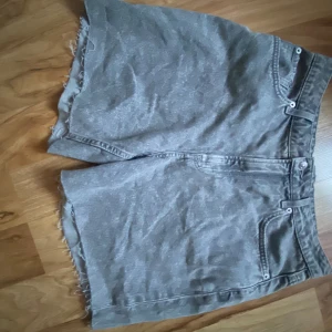 Jeansshorts  - Gråa högmidjade jeansshorts från HM. Köpt förra sommaren då det var rea men knappt använda sen dess, några enstaka gånger. Dom är lite längre men inte ner till käna som vissa shorts.