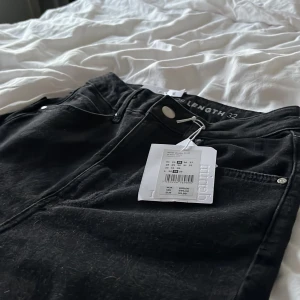 Så fina jeans!💞 - Så fina å sköna jeans jag säljer dom bara för dom var lite för korta för mig då jag tog fel storlek men dom är så mjuka å snygg🩵 dom är ALDRIG använda å jag köpte dom för 700🩵