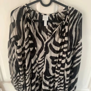Klänning - Klänning/strandklännong med zebra-print. Luftig och en aning oversize 