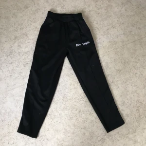 Byxor - Hej, jag säljer ett par Palm angels byxor i storlek S. Dom är i fint skick men har en liten målar fläck vid vänstra benet. Dom är ej äk7@ men det är väldigt bra kvalitet ändå. Skriv vid fler frågor eller vid intresse Mvh Viggo.