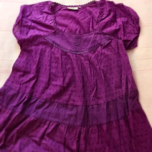 Lila söt klänning  - Säljer min favorit klänning jag haft på varma somrar. Stranden. Skogen. Går nedanför knäna. Vackrare i verkligheten. Söt med vit blus till. St 34 till 38. Helrak. Spets på slutet. Påsk. 60kr. Möts i Göteborg