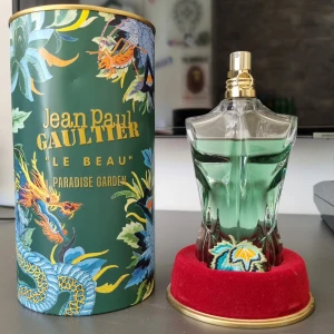 Jean Paul Gaultier Paradise Garden 125ml - Nästan helt ny jpg paradise garden 100ml fast nu kanske "100ml minst" då den inte är helt ful när man köper den. Jätte bra skick kommer i orginal förpackningen som på bilden! Ny pris ungefär minst 1500 kr, (går knappt att få tag på i lager)🌞