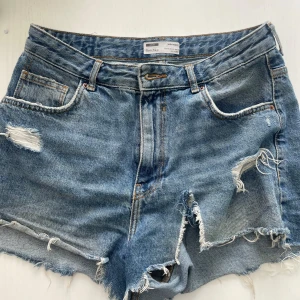 Shorts - Short från Zalando, de är hög midjor men man kan vika ner de om de önskas🩷