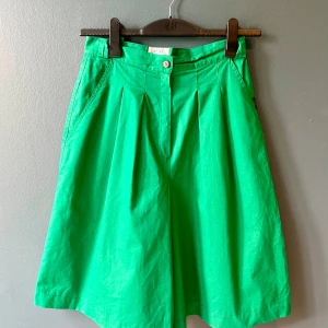 Vintage byxkjol bermuda S - Vintage byxkjol eller bermuda shorts. Underbar ärtgrön. Stlk 36. Finns pyttehål I grenen som inte syns på. Lösa sömmar på vissa ställen men överlag gott vintage skick 