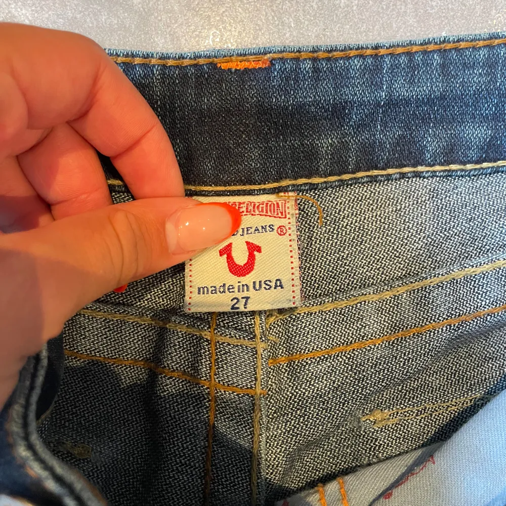 Ett av mina absoluta favorit jeans som tyvärr börjat bli lite små, i toppen skick . En gamal modell.  Skriv för frågor eller fler bilder. Jag är 173!❤️ Använd gärna köp nu. Nypris 1199. Jeans & Byxor.