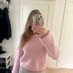 Rosa stickad tröja - Supergullig stickad tröja i ljus rosa! Som kommer från Gina young i storlek 158/164 men passar både i Xs och i S!💕