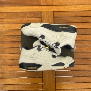 Jordan 4 Retro - Columbia - 🏅Säljer dessa OG Jordan 4:s, ett riktigt rare par jordans  🐉 Låda saknas till skorna 🧵 45 (M)  🎨 White/Legend - Blue-Midnight Navy  🗄️ Använda (8/10) och kvitto finns såklart 💯