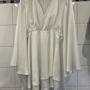 Klänning Adoore - Säljer min jättefina klänning från adoore som jag hade under min student. Klänning passar jättebra som sommar klänning också. Den har inga defekter och jag har använt den endast en gång.