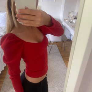 Röd topp - Säljer denna fina toppen från hm💕 skriv om du är intresserad eller har några funderingar! Jag säljer billigt då jag måste bli av med kläder så första till kvarn 🙏