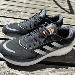 Adidas skor - Helt nya adidas gore tex 360 protection i storlek 43 1/3. Säljer dem åt min lillebror som bara använt dem några gånger då de inte passar honom längre. Skorna ser helt nya ut och är i väldigt bra skick. Pris kan diskuteras☺️