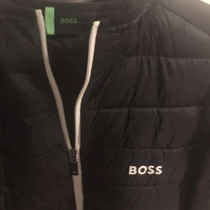 Jacka boss - Storlek XL svart boss jacka ny skick använt några gånger köpte den för 2300kr kan byta också plus priser kan diskuteras 
