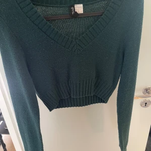 V-urringad magtröja - V-urringad magtröja med långa ärmar. Väl använd men i fint skick Storlek XS