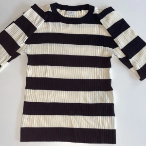 Randig tröja - Säljer min svart vit randiga tröja från Only som inte kommer till användning. Den är använd max 1 gång, så är som ny. Nypris 300kr.  Hör gärna av dig vid frågor eller bättre bilder! Står ej för frakt💗 