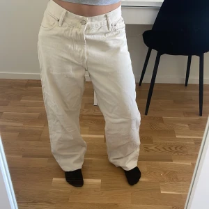 Junkyard jeans  - Baggy beiga jeans. Använder de inte längre då de inte är min stil längre. Har sytt up de lite för hand så de är enkelt att klippa bort! Kolla sista bilden för att se hur jag sytt up! 