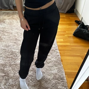 mjukisbyxor - sköna svarta mjukisbyxor från h&m som går att knyta, i storlek xs och aldrig använda!