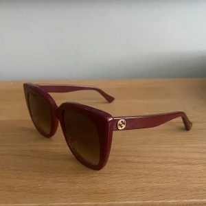 Gucci solglasögon - Röda solglasögon från Gucci. Väldigt bra skick. Säljer för kommer inte till användning. Kommer med Gucci fodral. 