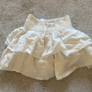 Vit volangkjol i bra skick - Säljer nu denna kjol då den är för liten för mig. Aldrig använts och är i super skick.