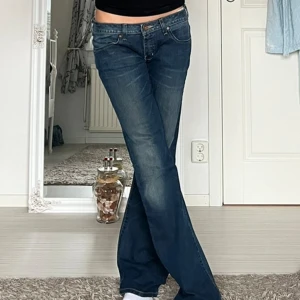 Jeans - Midjemått: 39cm rakt över, innerbenslängd: 76cm