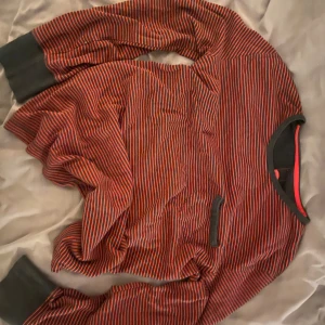 Sweatshirt - Bra skick Säljer för att den är för stor & jag använder inte Skriv om du vill ha fler bilder