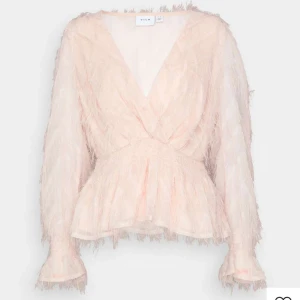 Rosa blus  - Säljer denna jätte fina blus! Knappt använd därav jätte bra skick! Ny pris 559kr Pris går att diskutera vid snabb affär💕