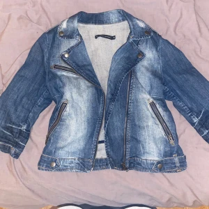 Jeansjacka  - Bra skick, mindre skador Säljer för att den är för liten