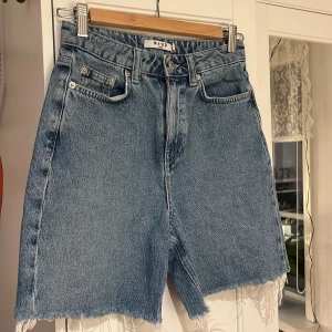 Shorts / korta jorts - Det finns ett litet hål ovanför kanten på höger ficka. Och för har säkrat en gång och sytt över dragkedjan för att den inte ska gå att dra dragkedjan längre ner. Stl 32 men skulle säga att de passar 34 oxå. Säljer dem för de inte passar mig längre!❤️