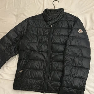 Moncler jacka - Säljer nu min moncler jacka då den nu är för liten för mig. Den har en lagning som du ser på den fjärde bilden. Det är inget man tänker på eller märker av vid användning. Storleken är 2 vilket motsvarar M men sitter som S. Självklart äkta!