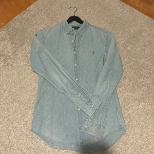 Ralph Lauren skjorta  - Säljer denna skjorta för att bra pris då den ej kommit till användning. Tveka inte att skriva om du är intresserad 