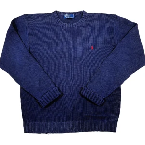 Ralph Lauren Stickad Tröja  - Marinblå stickad tröja från Ralph Lauren, bra skick! Storlek M, ställ gärna frågor! [Plick verkar inte kunna hantera antalet pixlar på bilderna]