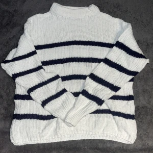 Stickad tröja - Fin stickad tröja från Lager 157, storlek S men passar M. Nypris 99kr✨