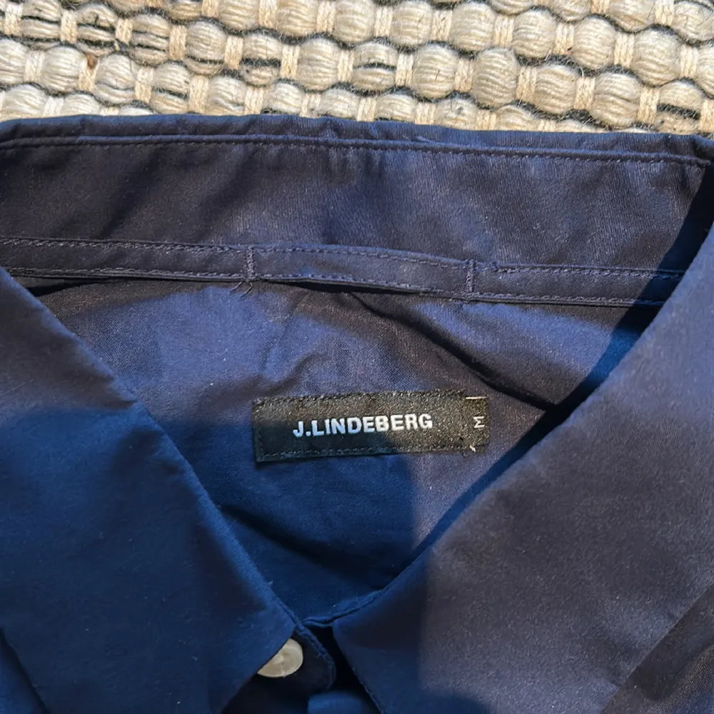 En snygg marinblå J.Lindberg skojorta. Jag säljer nu pågrund av att jag vuxit ur den. Otroligt fint skick 9.5/10. Hör gärna av er vid funderingar.. Skjortor.