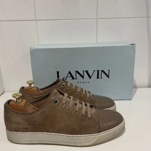 Lanvin skor - Hej! Säljer nu dessa superfina lanvin skor. Skorna är i superfint skick 9/10. En liten skavank på skosnöret(se bild 3) Med skorna medföljer box. Uk 10 passar 44-45