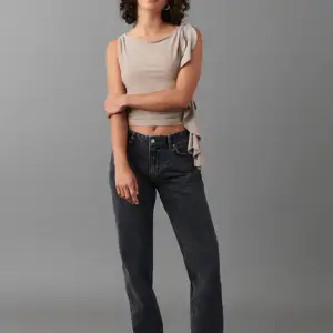 Svarta Low straight jeans från Gina tricot. Pris kan diskuteras vid snabbt köp! Tryck gärna på köp nu💕