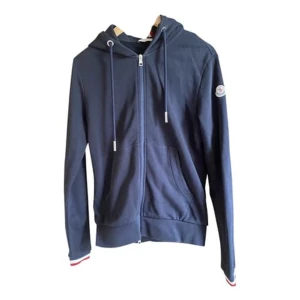 Moncler Hoodie - ( Bilder finns )  En snygg och trendig moncler zip-hoodie som passar till både dam och herr😍 Jättefint skick, förutom en litet hål på ena armen (knappt synligt)🙂 Inget kvitto finns