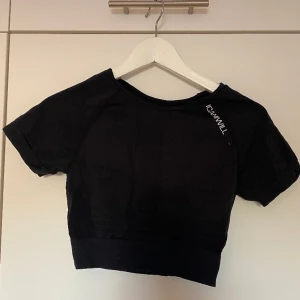 Croppad träningstopp  - Svart croppad träningstopp från Icaniwill i storlek S men passar även som XS. Oanvänd.