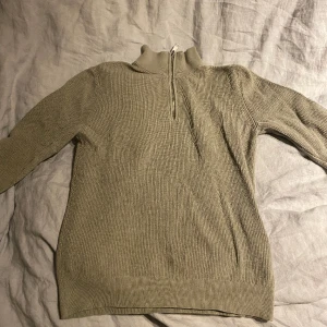HM quarter zip tröja - Schysst stickad HM tröja i bra skick. Bara använd en gång. 