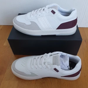 Nya Björn Borg sneakers - Aldrig använda Björn Borg sneakers. Burgundy och vita. Nypris 1100kr