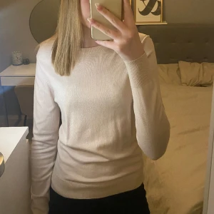 Rosa/beige långärmad tröja  - Jag säljer en rosa/beige långärmad tröja som är köpt på new yorker. Säljer då den inte kommer till användning. 