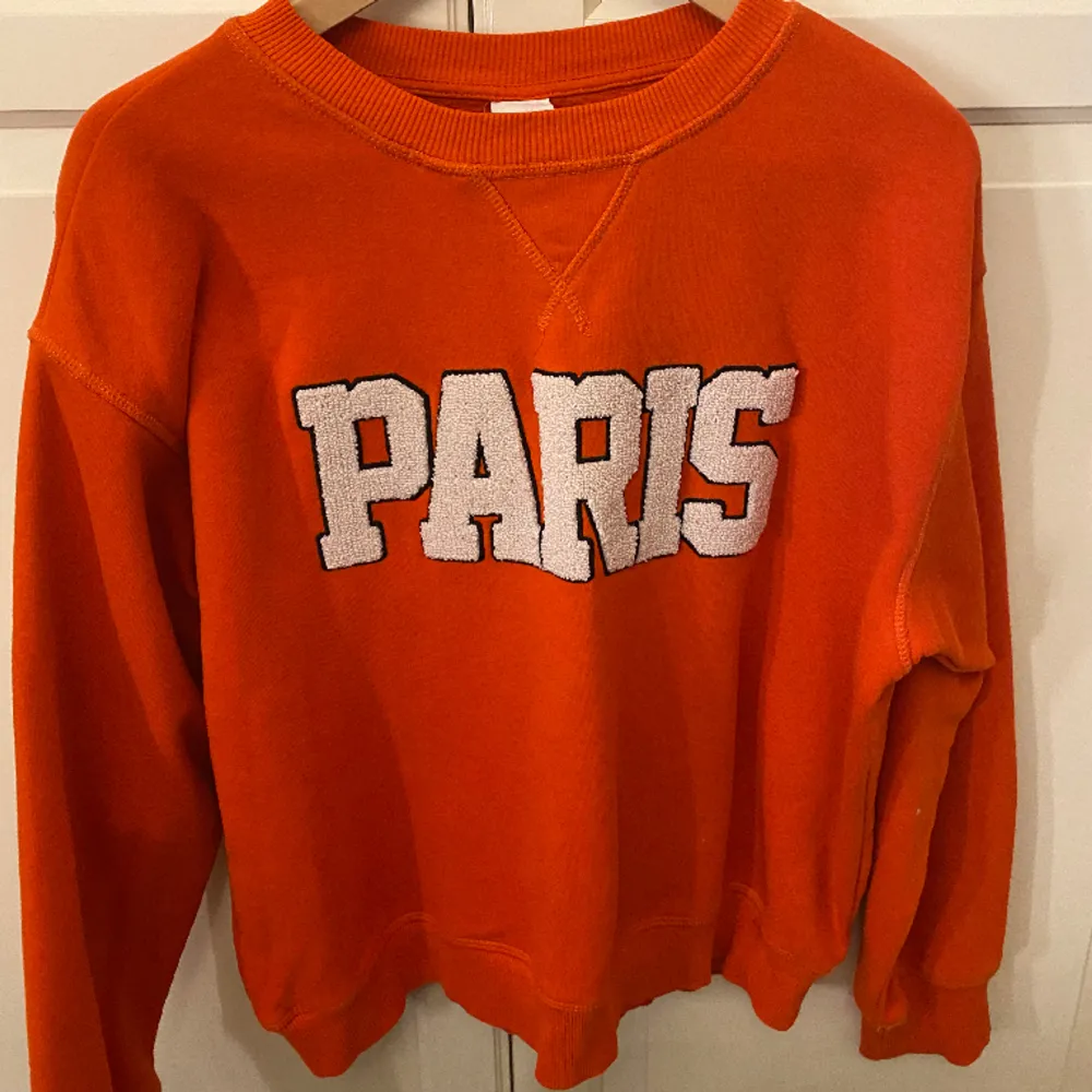 Säljer denna fina Orange/Röda Sweatshirten då den inte kommer till användning, nyskick💕. Tröjor & Koftor.