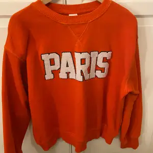 Säljer denna fina Orange/Röda Sweatshirten då den inte kommer till användning, nyskick💕