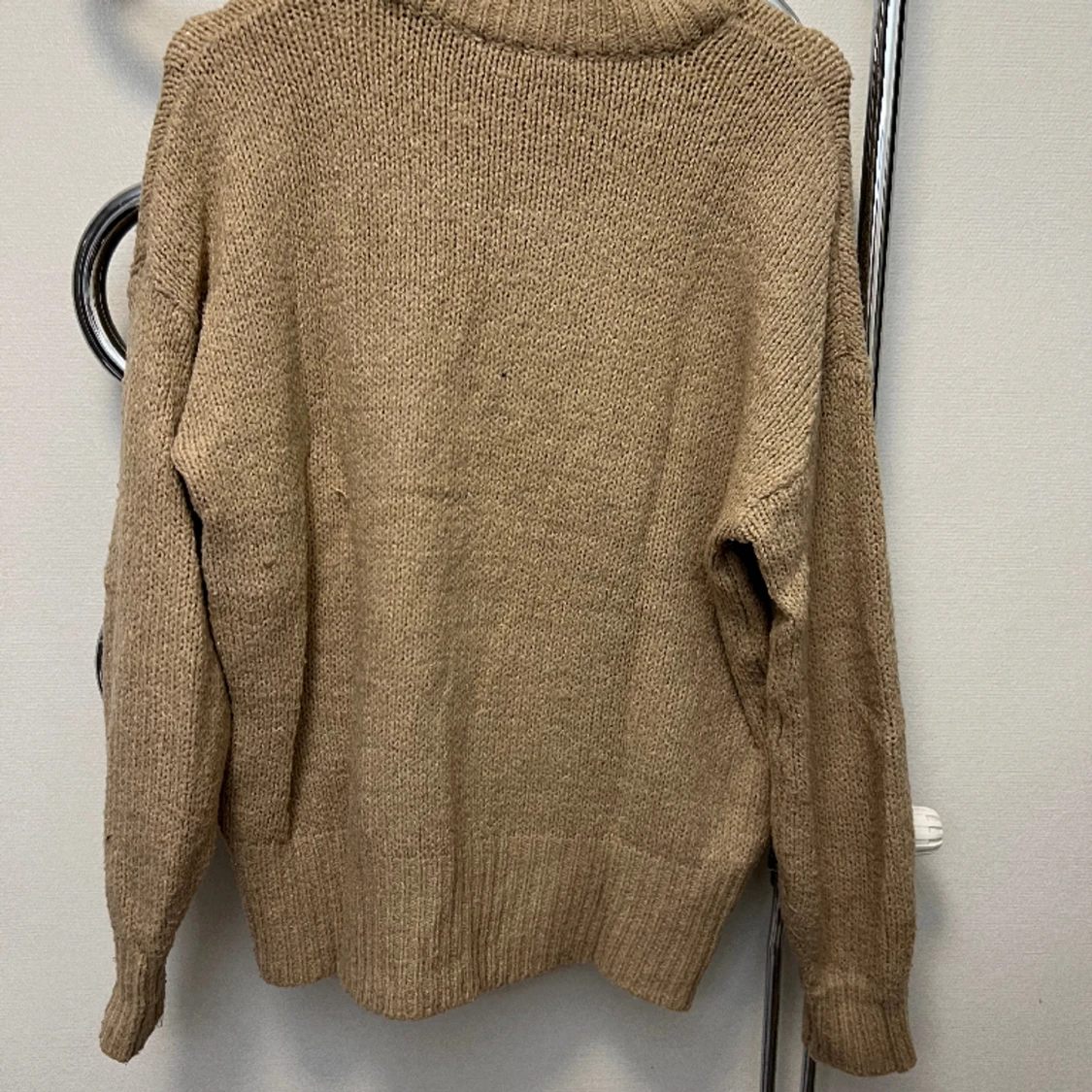 Beige stickad tröja