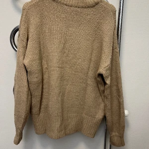 Beige stickad tröja - Stickad tröja från lager157, bra skick. Passar S 