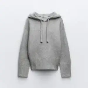 Säljer min zara hoodie då den inte kommer till användning :), skriv om ni vill ha bild på etc🩷❤️ skriv om ni är intresserade!