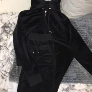  Juicy sätt - Helsvart dress, lite trasig vid knytet