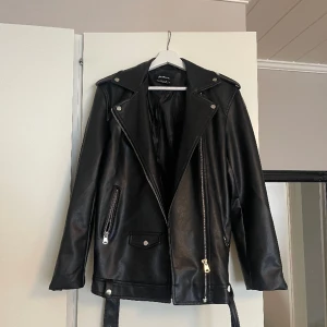 Skinnjacka - En jättefin skinnjacka från Stradivarius, använd fåtal gånger. Säljer pga den inte används.