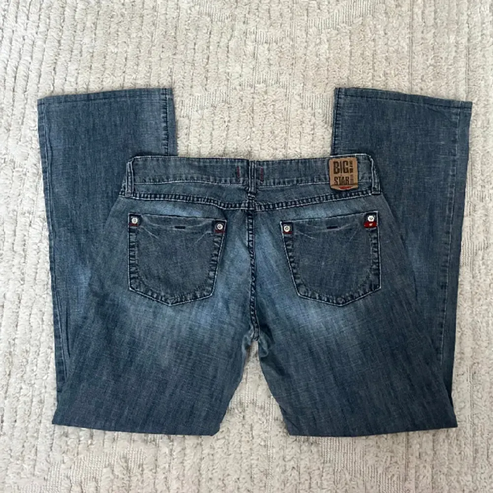 Säljer dessa jättefina lågmidjade jeans ifrån Big star, då de tyvärr är för små (kan ej skicka bild på) 💕💕midjemått: 39cm rakt över och innerbenslängden är 72,5cm!. Jeans & Byxor.