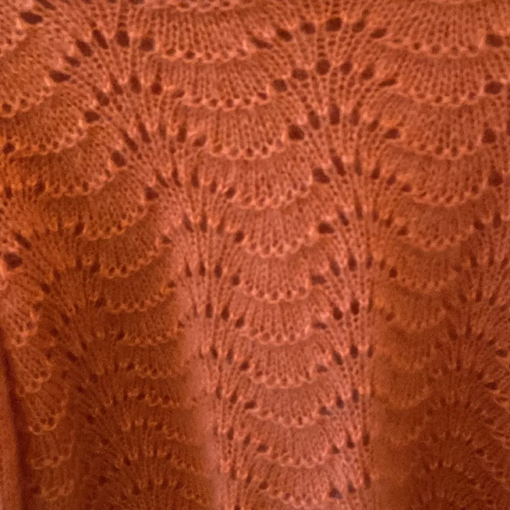 Handstickad tröja i en jättefin korall/rosa färg, den har en liten vadd i axlarna💗. Tröjor & Koftor.