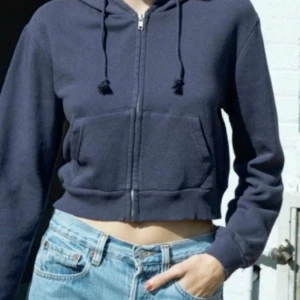 marinblå croppad hoodie - från brandy melville i strl Xs