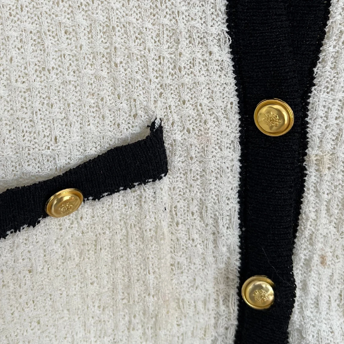 Klassisk virkad blus med guldknappar - 91