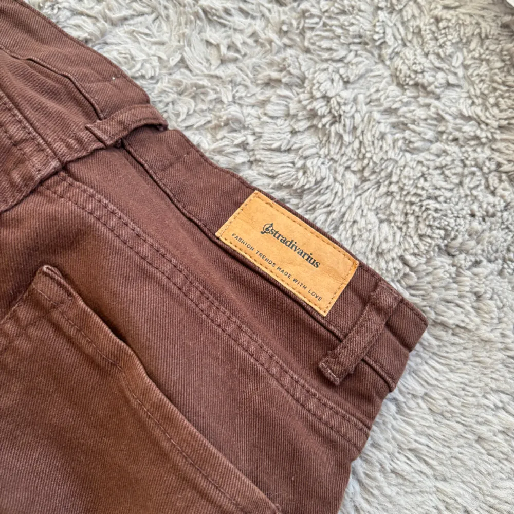 Super fina mid waist bruna jeans som är utsvängda. Sitter bra i längden på mig som är 172❤️. Farkut & Housut.